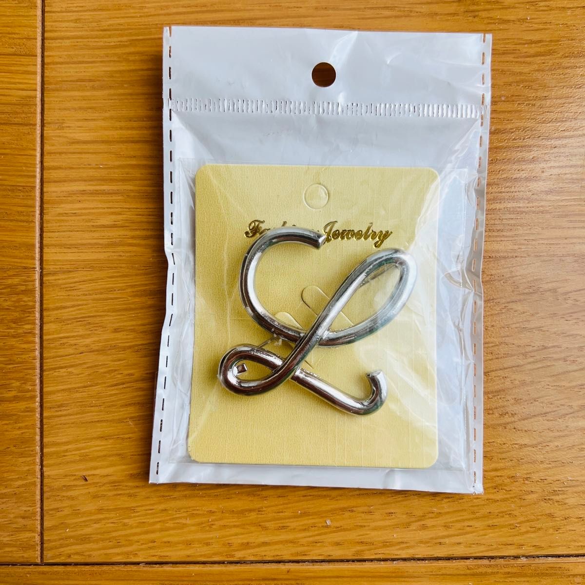 新品未使用】ブローチ シルバーカラー ロエベ LOEWE好きな方 Lロゴ