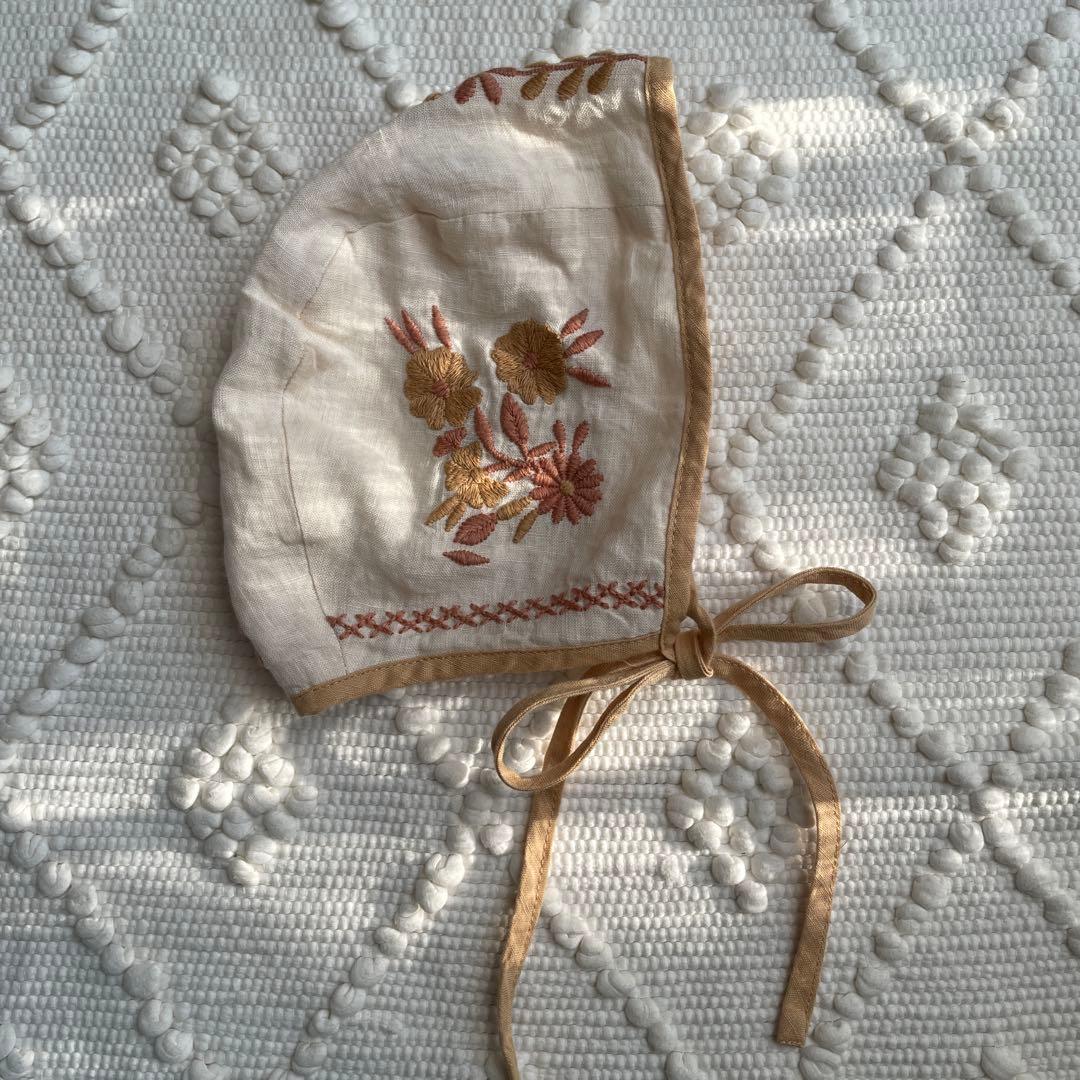 apolina ボンネット　アポリナ Caramel baby&child - apolina 刺繍ボンネット 6-12mの通販 by